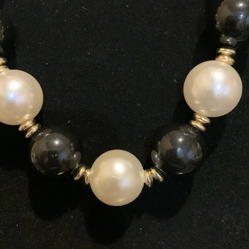 Vintage black/white beaded necklace with spring clasp‎